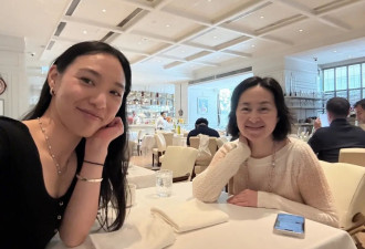 63岁何超琼陪干女儿吃生日饭，素颜现身优雅大方，无儿无女仍开心