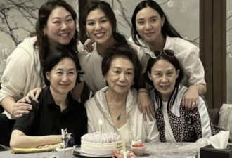 63岁何超琼陪干女儿吃生日饭，素颜现身优雅大方，无儿无女仍开心