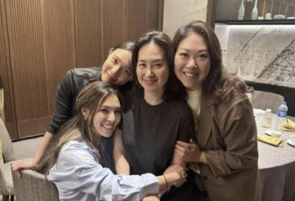 63岁何超琼陪干女儿吃生日饭，素颜现身优雅大方，无儿无女仍开心