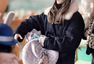 赵露思孟子义众女星冬天都爱穿毛领外套，比皮草更年轻比羽绒服更贵气！