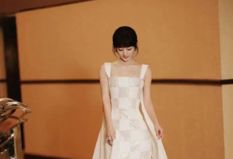 赵丽颖新剧宣传造型好温婉！齐刘海 + 定制礼服，珠宝衬出优雅感