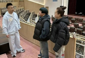 王惠现身上海德云社，烟熏妆绿发胖到不敢认，网友：好像郭德纲