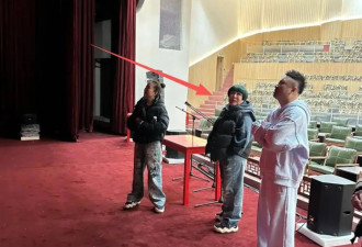 王惠现身上海德云社，烟熏妆绿发胖到不敢认，网友：好像郭德纲