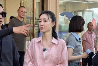 40岁王丽坤浙江苍南街头吃大排档,巴掌脸天鹅颈状态像少女!