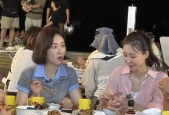 40岁王丽坤浙江苍南街头吃大排档,巴掌脸天鹅颈状态像少女!