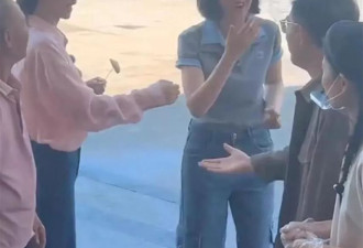 40岁王丽坤浙江苍南街头吃大排档,巴掌脸天鹅颈状态像少女!