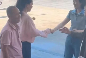 40岁王丽坤浙江苍南街头吃大排档,巴掌脸天鹅颈状态像少女!