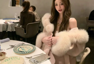 王思聪送99朵玫瑰示爱，懒懒穿露脐装身材好