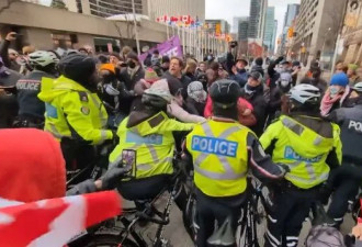 多伦多街头数百人混乱对峙: 泼粪、扔鸡蛋、投烟雾弹! 警方也遭袭