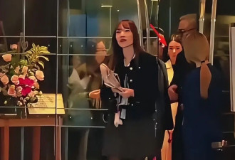 方媛现身沙田马场！3胎后陪郭富城赛马，教两个女儿比耶拍照