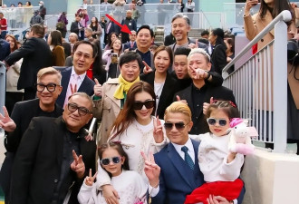 方媛现身沙田马场！3胎后陪郭富城赛马，教两个女儿比耶拍照