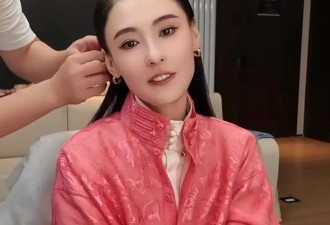 张柏芝骨相美好突出！新中式叠搭，把粉嫩色彩穿出时髦高级感