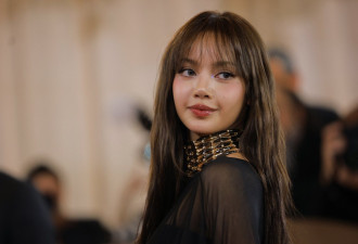 身着性感黑色透视装 她创造两项金球奖历史纪录