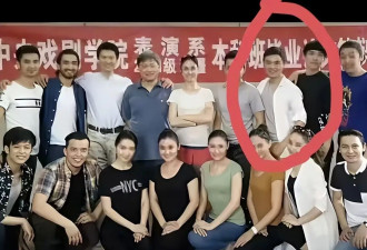 闫学晶儿子中戏合照流出,先读预科,再进的本科班?