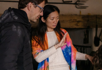 宋丹丹继女赵婷勇夺金球奖两大奖 当场惊呆