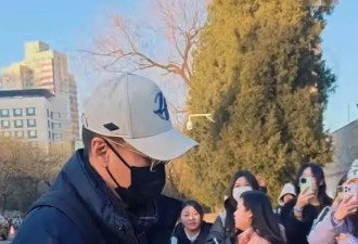 朱媛媛去世8个月后，辛柏青现身春晚彩排，身材瘦了不少，眼角都是皱纹