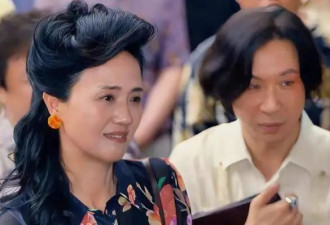 朱媛媛去世8个月后，辛柏青现身春晚彩排，身材瘦了不少，眼角都是皱纹