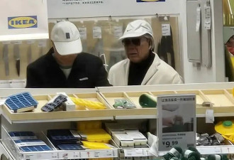 偶遇郭晶晶公公逛宜家，79岁霍震霆状态好，网友大赞“平亿近人”