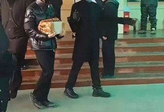 何晴儿子发声!支持老爸和后妈