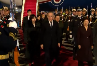 加拿大总理卡尼到达北京！中国仪仗队红毯迎接，气势满满！