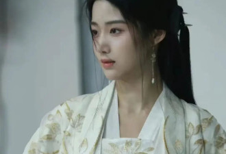 卢昱晓《轧戏》热播展现职场多变感，戏外高奢珠宝戴不停