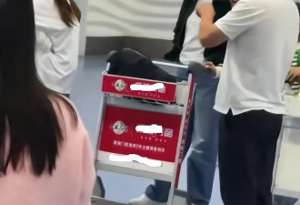 闫学晶风波后现身机场！状态良好轻松，疑似离开三亚回东北