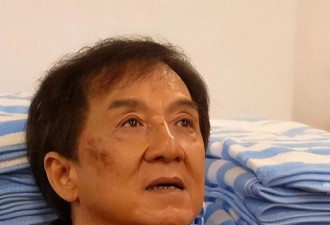成龙半夜翻看手机监控 看到72岁林凤娇驼着背叠衣 当场红了眼眶