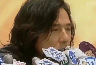 成龙半夜翻看手机监控 看到72岁林凤娇驼着背叠衣 当场红了眼眶