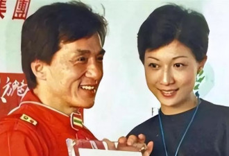成龙半夜翻看手机监控 看到72岁林凤娇驼着背叠衣 当场红了眼眶