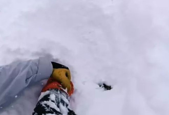 滑雪场“神秘手臂”竟是有人被活埋 救人视频热传