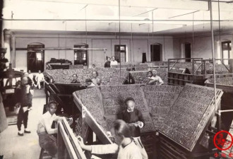 晚清老照片：慈禧在宫女陪伴下踏雪赏梅
