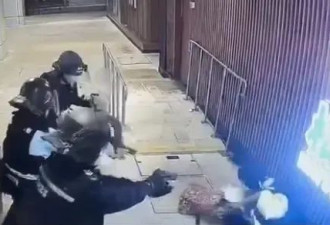 香港男子商场带刀劫持人质 警方连开两枪将其击毙