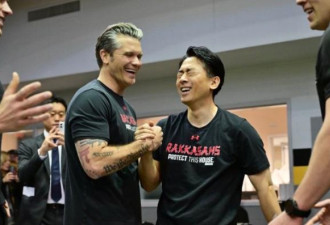 与美国战争部长练体能 日本防卫大臣出现脱水症状