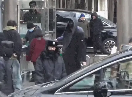 马年春晚首次联排场外细节！张小婉侧身躲镜头...