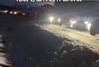 贺娇龙告别仪式举行！遗像旁摆放着红斗篷