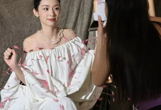 周也凭借一件设计感长裙，成功带火自己的设计师姐姐