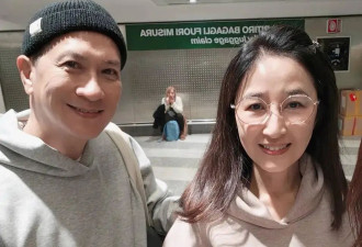 偶遇张家辉夫妇米兰出游，穿情侣装恩爱甜蜜，61岁关咏荷状态好嫩