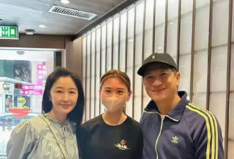 偶遇张家辉夫妇米兰出游，穿情侣装恩爱甜蜜，61岁关咏荷状态好嫩