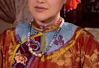 香港知名女星侄子疑出柜，依偎俊男怀抱，高调...