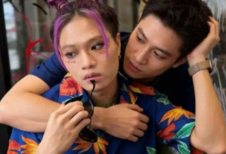 香港知名女星侄子疑出柜，依偎俊男怀抱，高调...