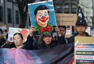 英国正决定是否允许建造中国超级大使馆,民众上街抗议