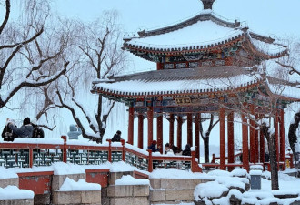北京下起2026年第一场雪，颐和园美成了国画