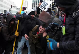 参议员候选人集会遭遭白左暴徒殴打 满头血画面曝