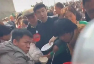 他办杀猪宴失控 数万人涌入蹭饭哄抢如“丧尸围城”