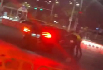 特斯拉遇检查倒车逃逸，交警击打车窗拦截未果