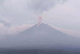 印尼两座火山喷发，火山灰柱最高达1000米