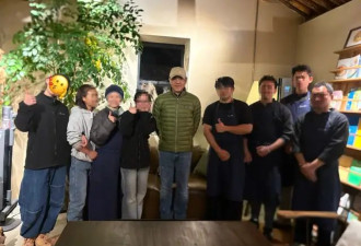 刘青云夫妇云南度假，和郭蔼明穿情侣装，62岁身材比小年轻还挺拔