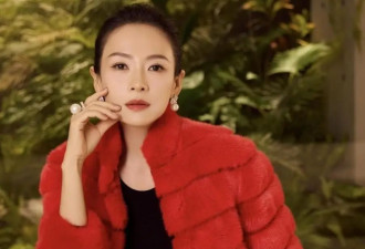 章子怡离开汪峰后风格大变，一身红黑穿搭像贵妇，46岁美出新高度