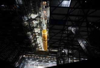 NASA巨型火箭运抵发射台 拟创离地球最远距离