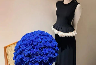 又被“Jennie”惊艳！穿无袖蕾丝边背心搭半身裙，同框蓝玫瑰好美